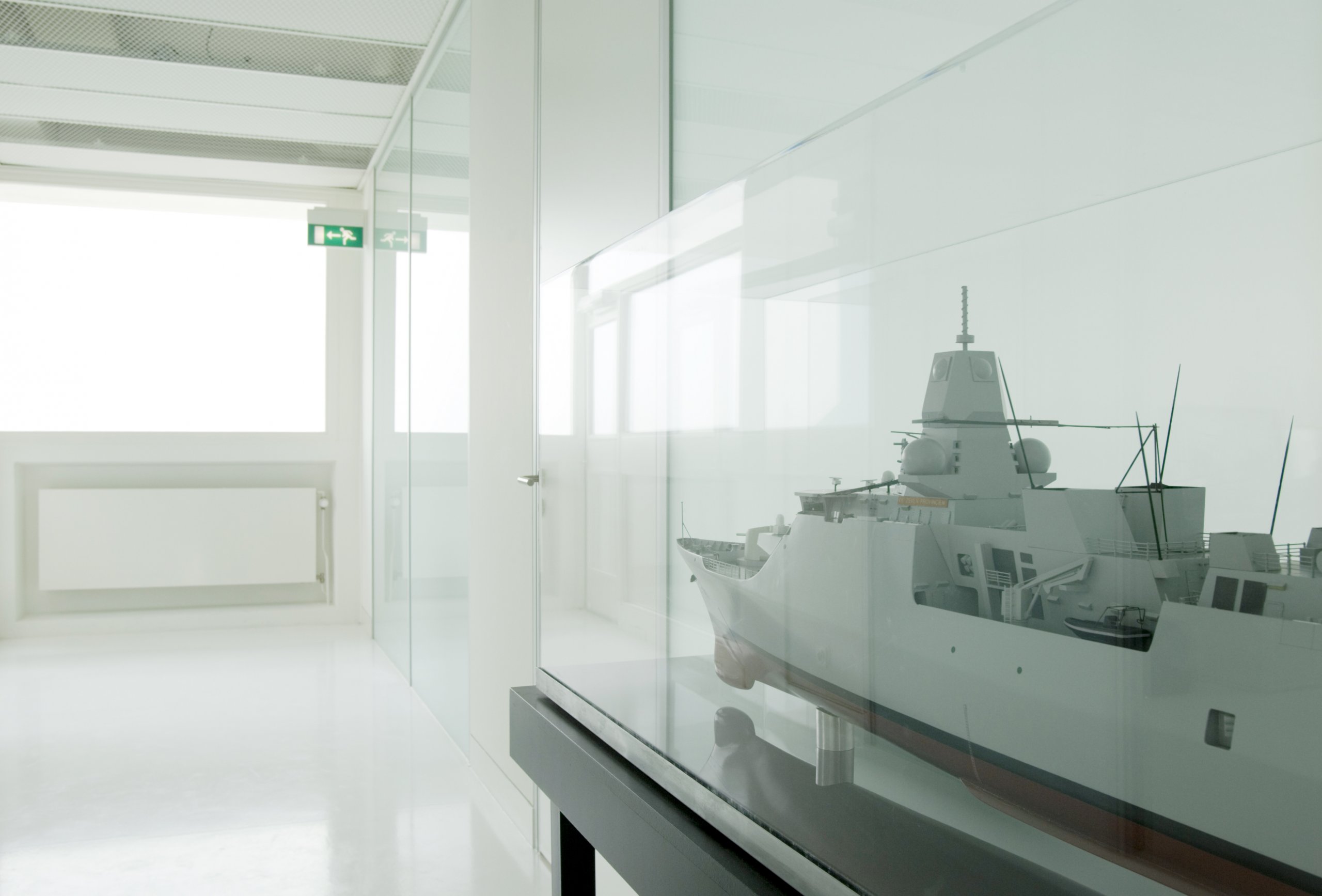 Interieur van getransformeerde logiesgebouw naar Admiraliteitsraad van het directieberaad van het Commando der Zeestrijdkrachten in Den Helder