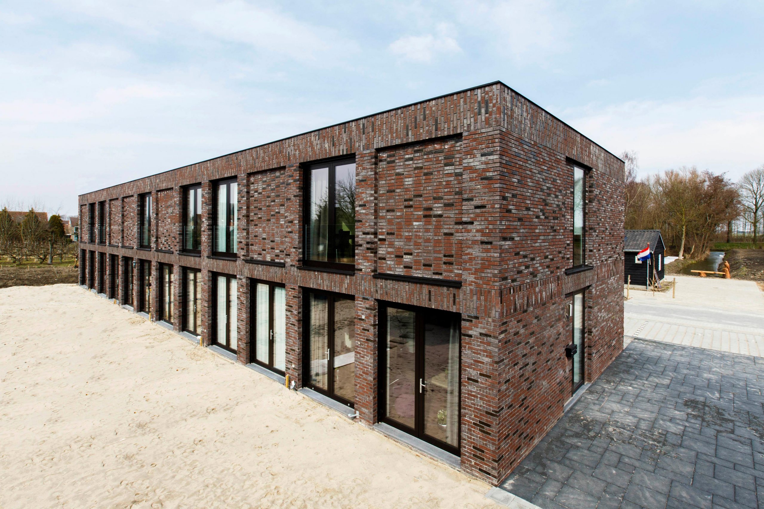 Exterieur van bakstenen woonblokken met starterswoningen in Schalkwijk, Provincie Utrecht
