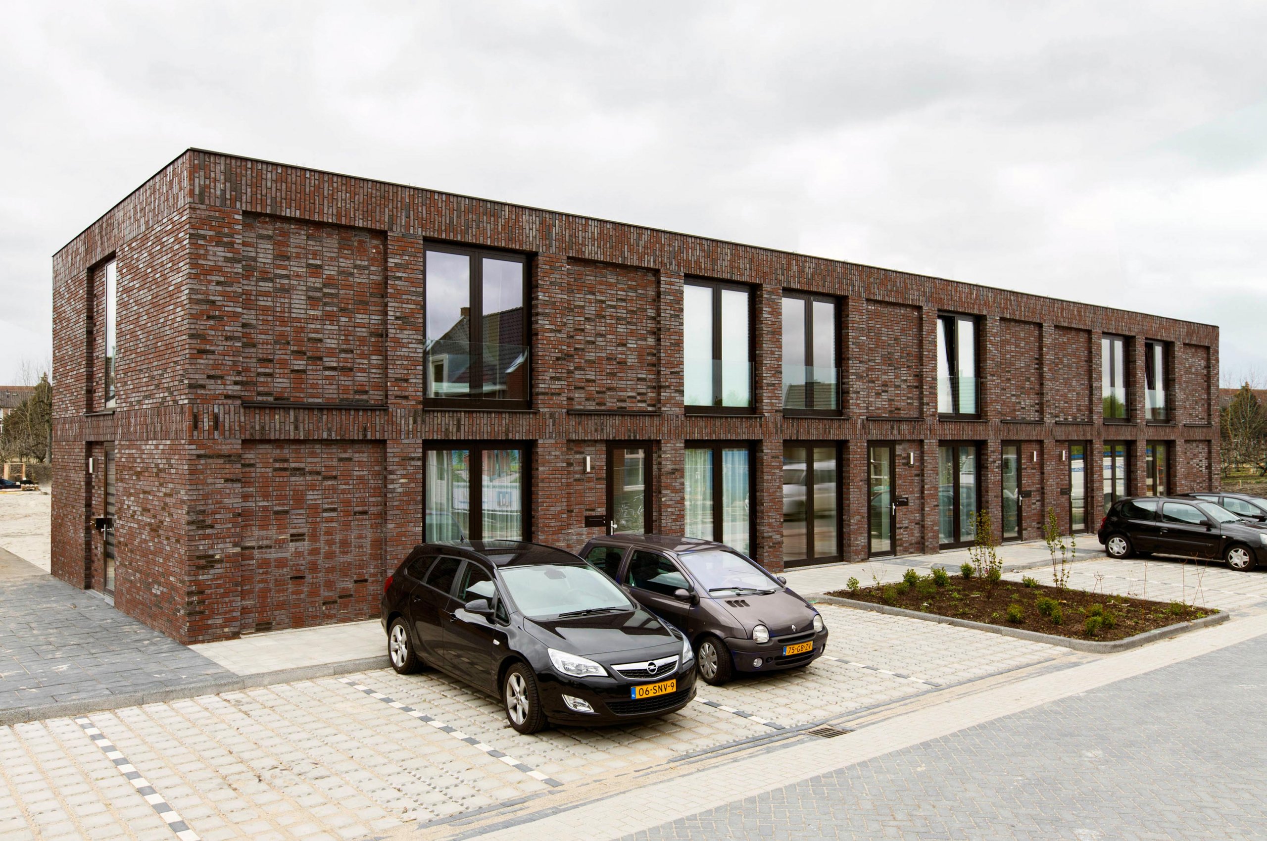 Exterieur van bakstenen woonblokken met starterswoningen in Schalkwijk, Provincie Utrecht